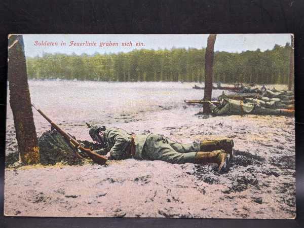 AK Ansichtskarte Postkarte Feldpost Soldaten in Feuerlinie graben sich ein