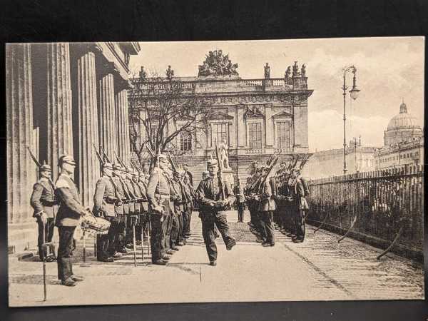 AK Ansichtskarte Postkarte Feldpost Berlin Neue Wache Soldaten Einheit Regiment