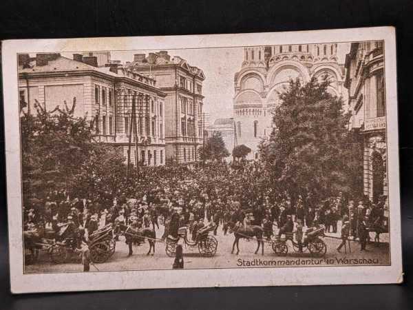 AK Ansichtskarte Postkarte Feldpost Vor der Stadtkommandantur in Warschau