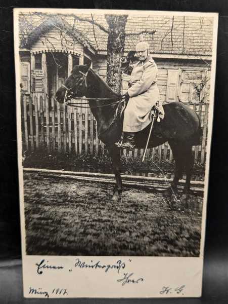 AK Ansichtskarte Postkarte Soldat auf Pferd mit Blankwaffe Pickelhaube 1917