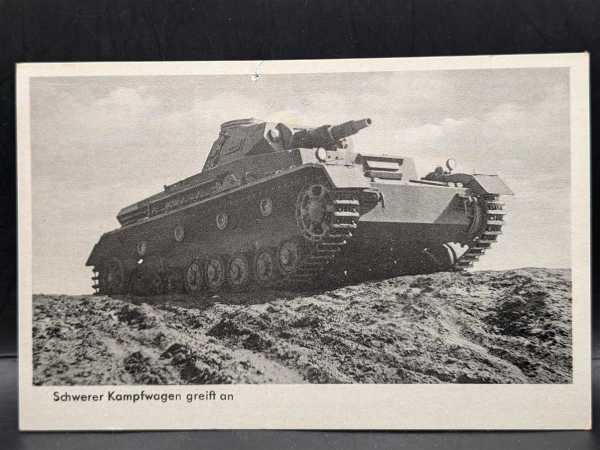 AK Ansichtskarte Postkarte 2. WK Schwerer Kampfwagen greift an Panzer Feldpost