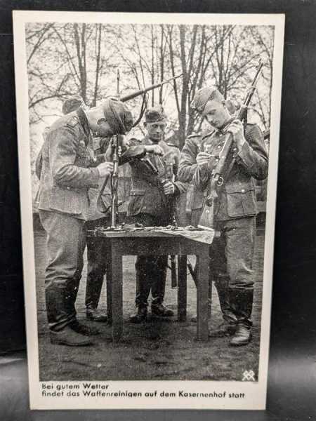 AK Ansichtskarte Postkarte 2. WK Waffenreinigen auf dem Kasernenhof Wehrmacht