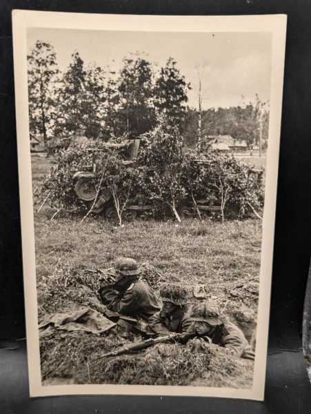 Ansichtskarte Postkarte 2. WK Offiziere im Kampf Getarnter Panzer und Soldaten