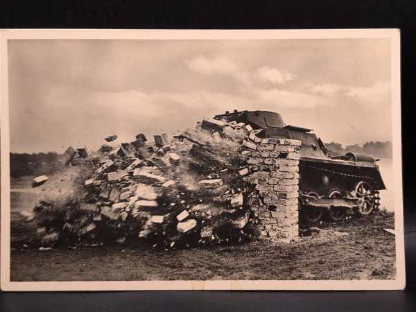 AK Ansichtskarte Postkarte 2. WK Feldpost Panzer durchbricht Mauer 1942