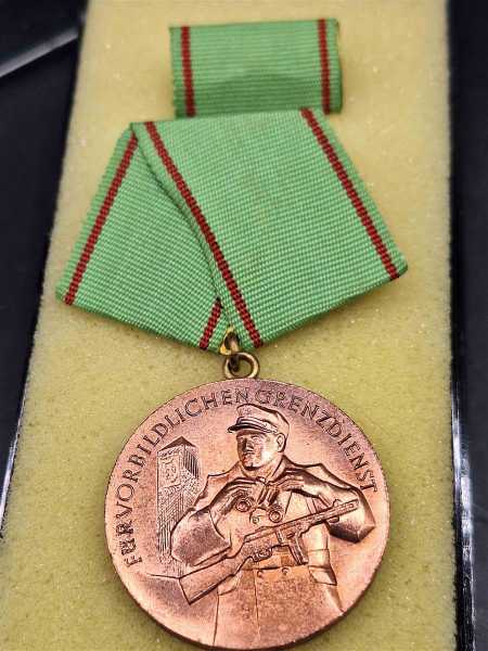 DDR NVA Orden Für Vorbildlichen Grenzdienst Bronze mit IS Spange Medaille