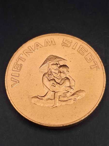 DDR NVA Medaille Münze Vietnam Siegt Solidarität Hilft Siegen 1970