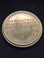 DDR NVA Medaille Die Gewalt soll gegeben werden dem...