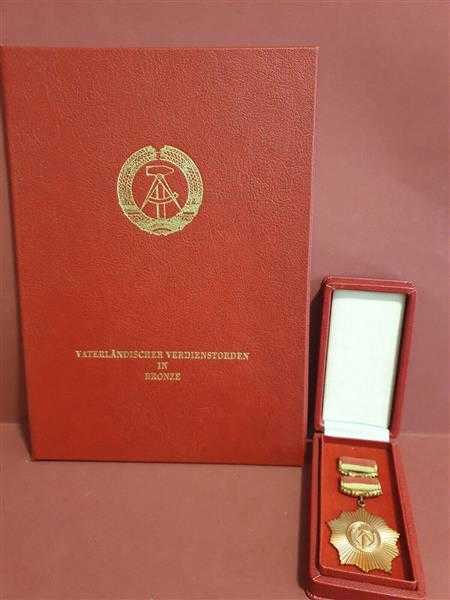 DDR Orden VVO Vaterländischer Verdienstorden Bronze + Urkunde und Mappe 1979