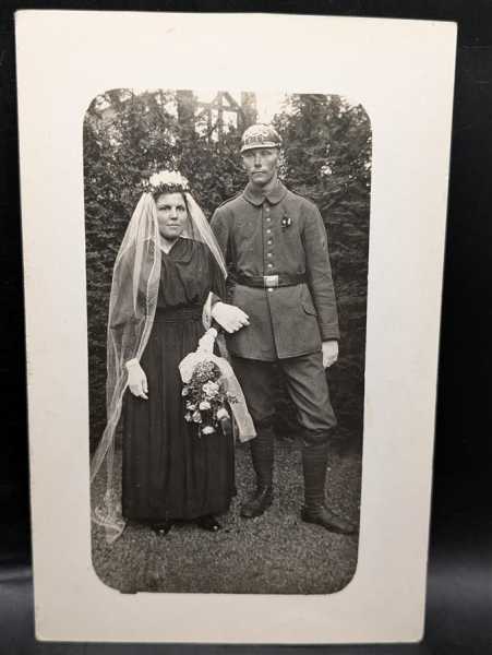 AK Ansichtskarte Postkarte Feldpost Heirat Soldat Uniform Orden Pickelhaube