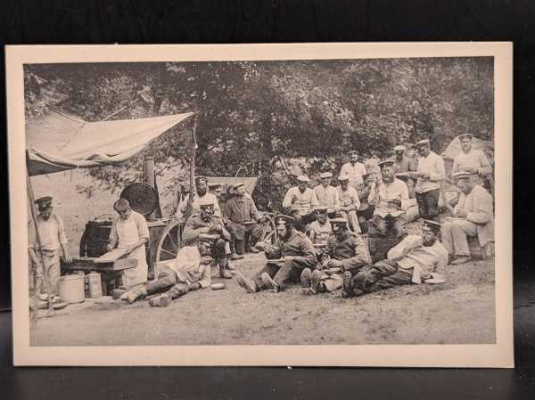 AK Ansichtskarte Wirklichkeitsbilder vom Weltkrieg Beim Essen hinter der Front