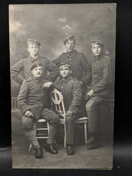 AK Ansichtskarte Postkarte Feldpost 5 Soldaten Uniform Regiment Feldgrau