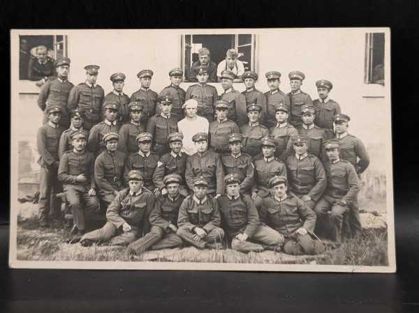 AK Ansichtskarte Postkarte Feldpost Regiment vor Gebäude Soldaten Uniform