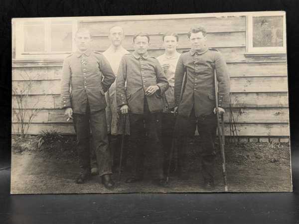 AK Ansichtskarte Postkarte Feldpost Soldaten Eiserne Kreuz Verwundet Krücke