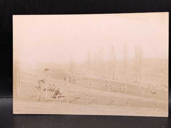 AK Ansichtskarte Postkarte Feldpost Soldaten in Liegestühlen Sonnen sich Pause