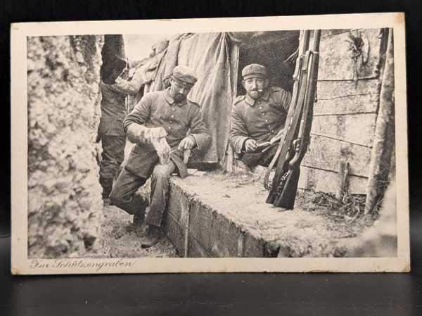 AK Ansichtskarte Postkarte Feldpost Im Schützengraben Gewher Soldaten