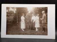 Ansichtskarte Postkarte Feldpost 2 Soldaten mit Frauen Eiserne Kreuz Militaria